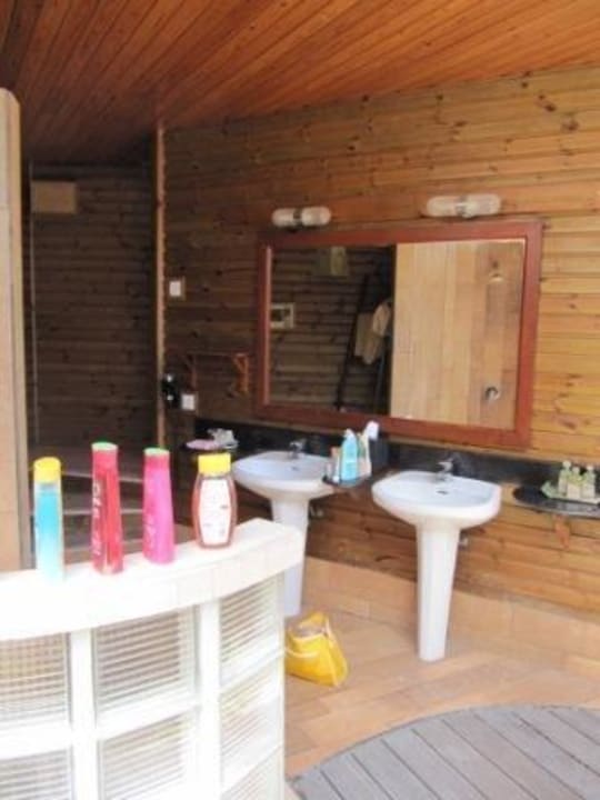 Halboffenes Bad Kuredu Island Resort & Spa