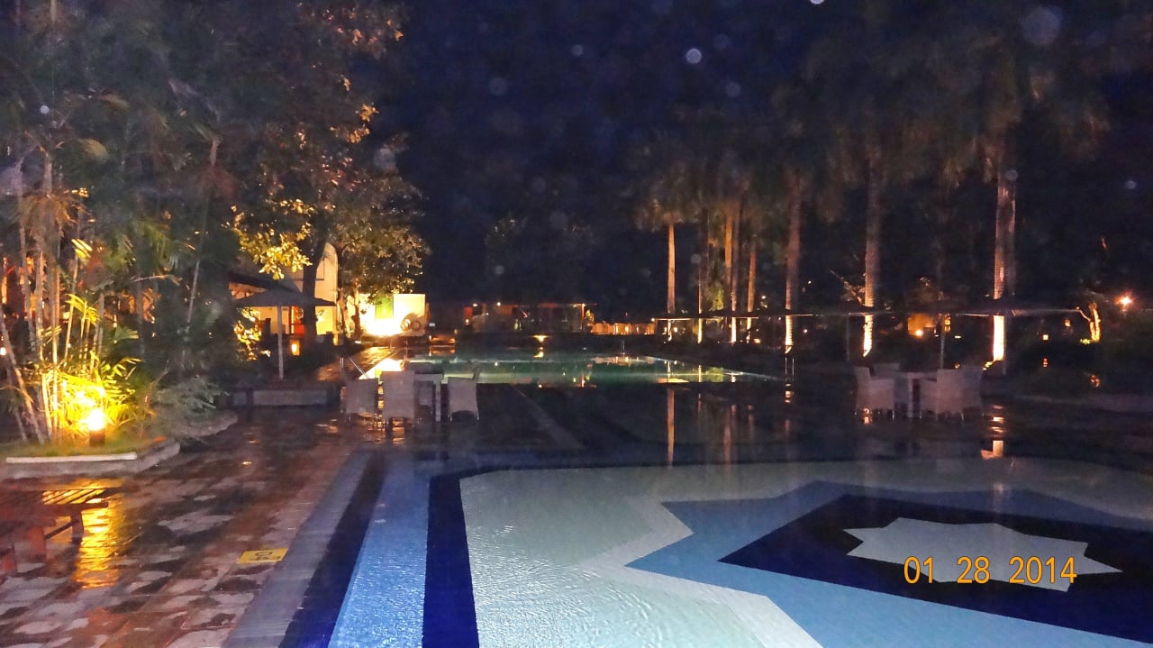 Swimmingpool nachts bei Regen Cinnamon Lodge Habarana