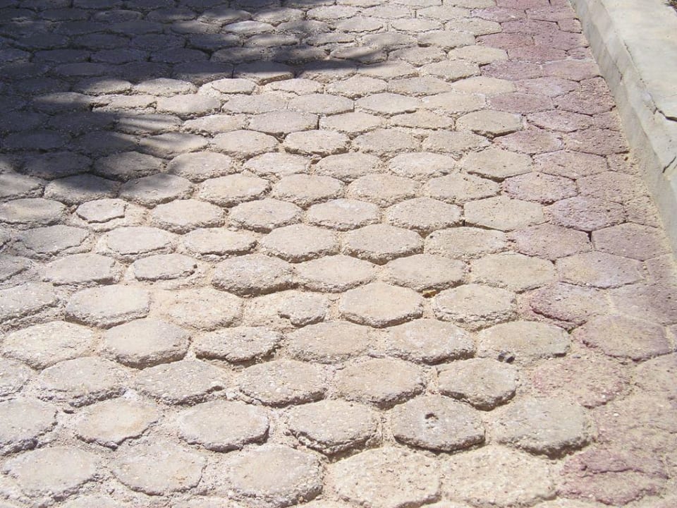 Weg vom Strand zum Pool Marlin Inn Azur Resort