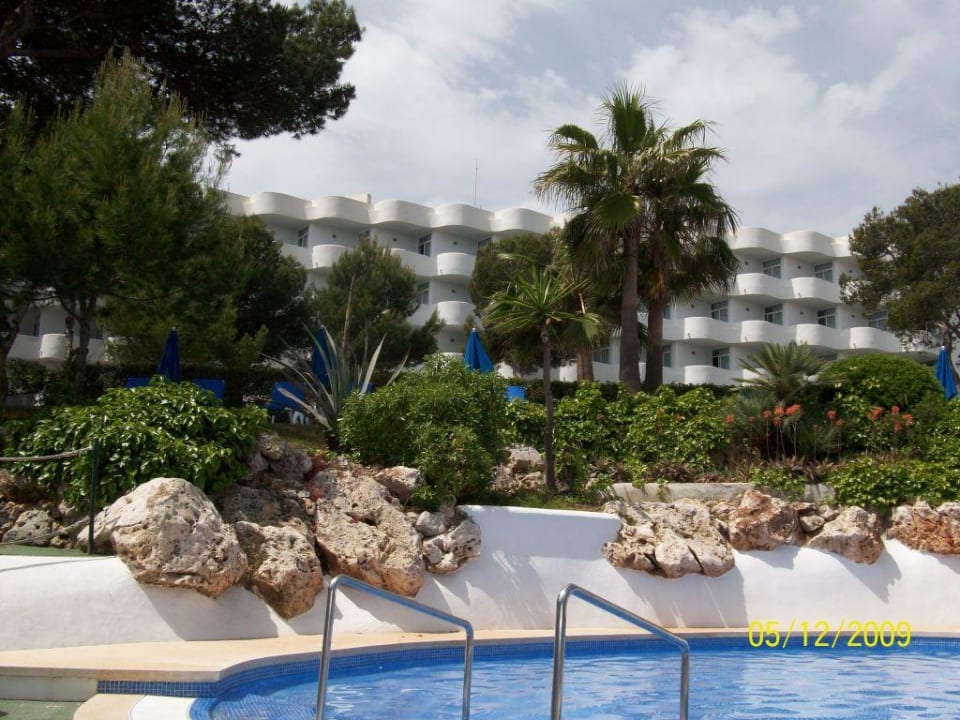 Blick vom Pool zum Hotel Inturotel Cala Esmeralda