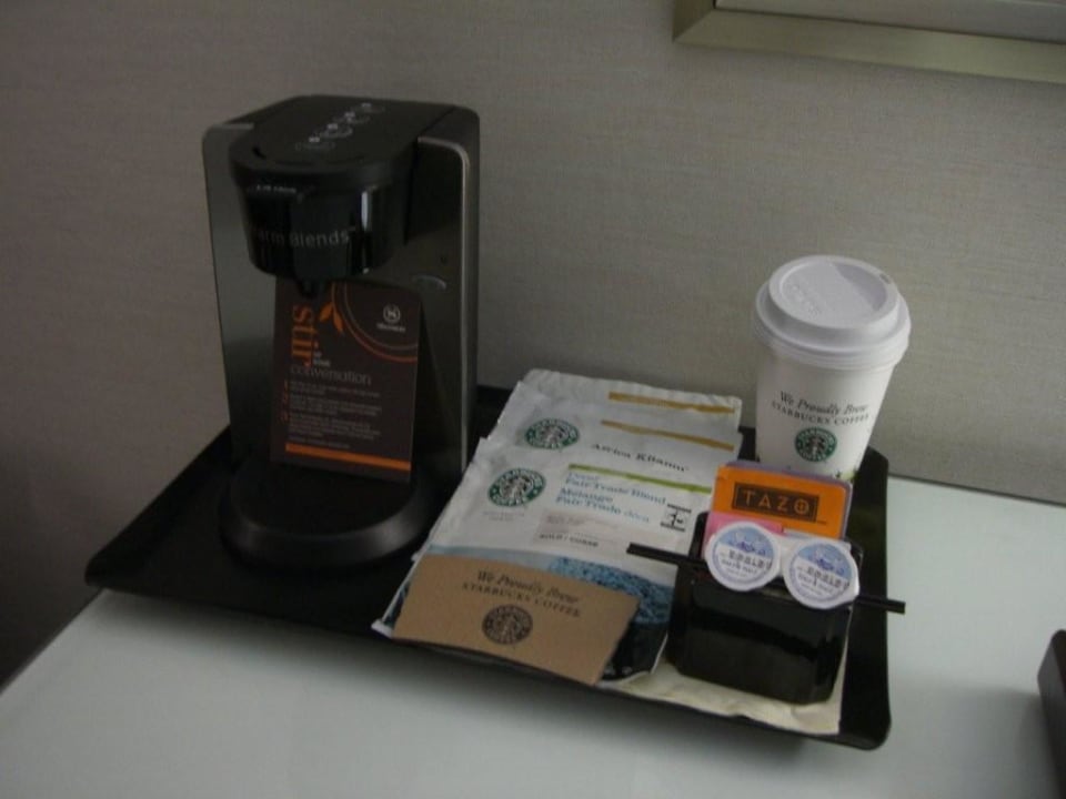 Kaffeemaschine mit Starbucks Kaffee Hotel Riu Plaza Fisherman’s Wharf