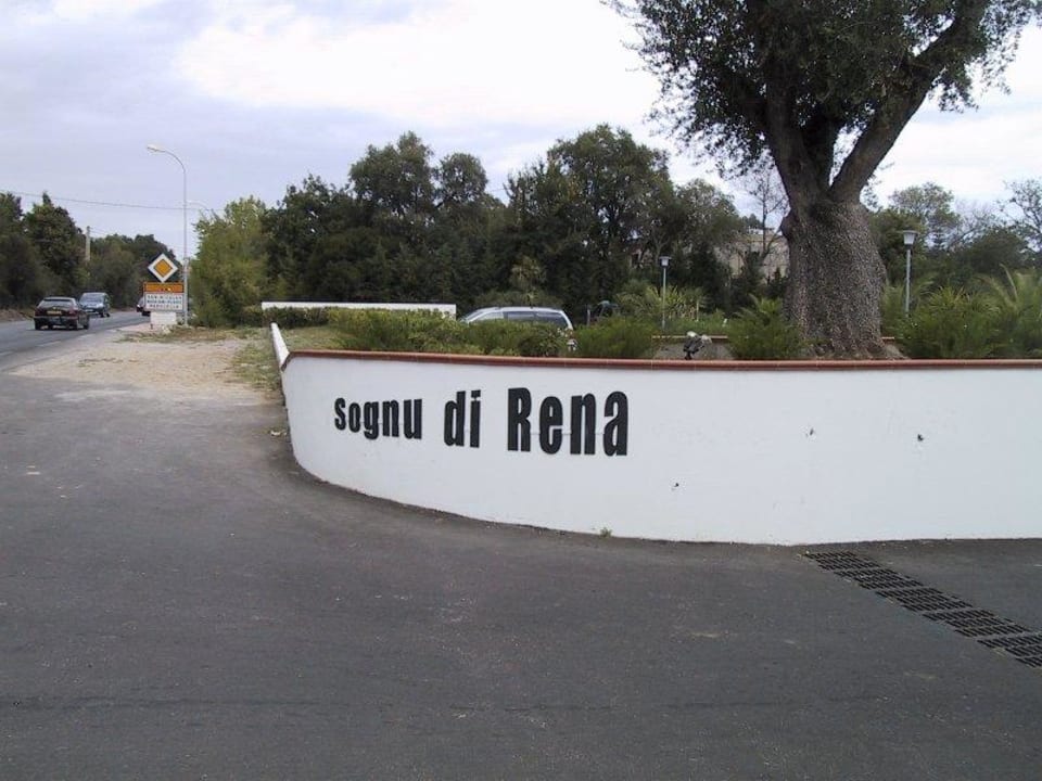Einfahrt zur Hotelanlage Résidence Sognu Di Rena