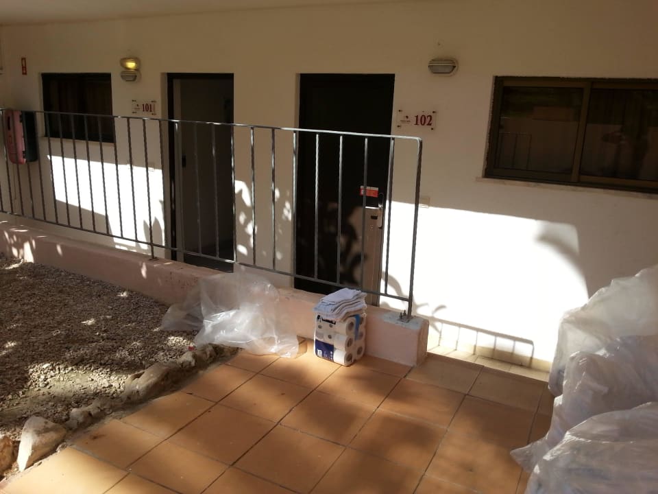 Ganz links und dunkel wie im Keller Monica Isabel Beach Club