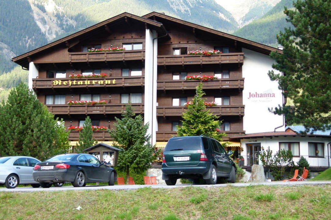 Blick vom Hotelparkplatz Hotel Johanna mitten im Ötztal
