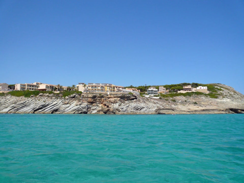 Hotel vom Wasser aus VIVA Cala Mesquida Resort & Spa