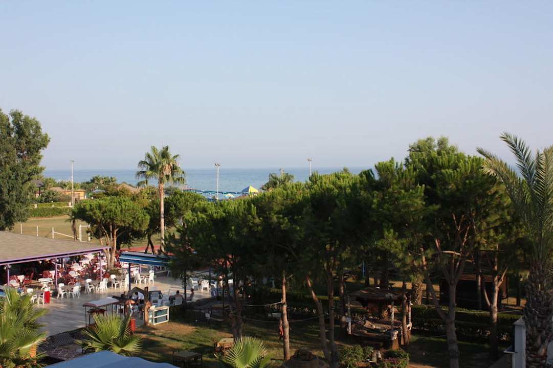 Von der Dachterrasse Club Turtas Beach Hotel