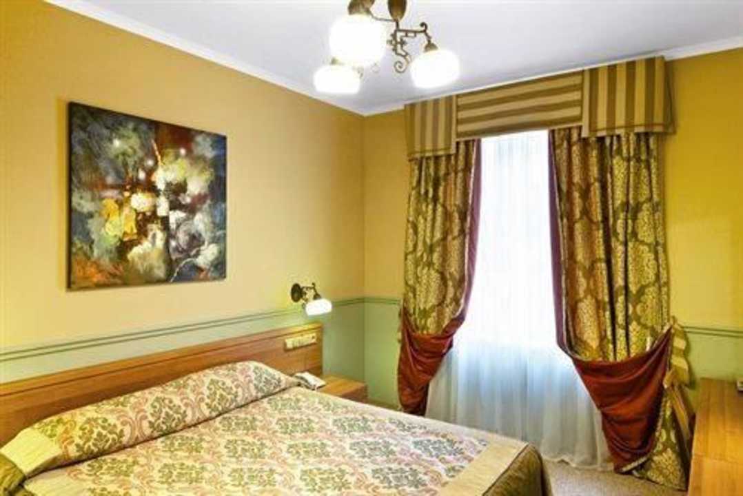 Gemütliches sauberes Zimmer , bequemes Bett Frapolli Hotel