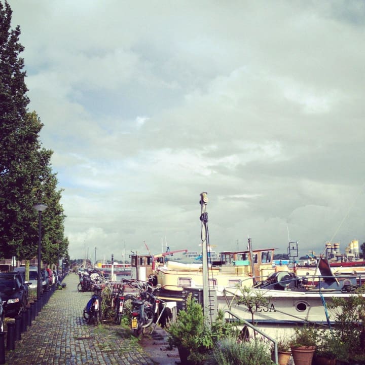 Die Straße, in der das Boot liegt.  Somoya's Saloon