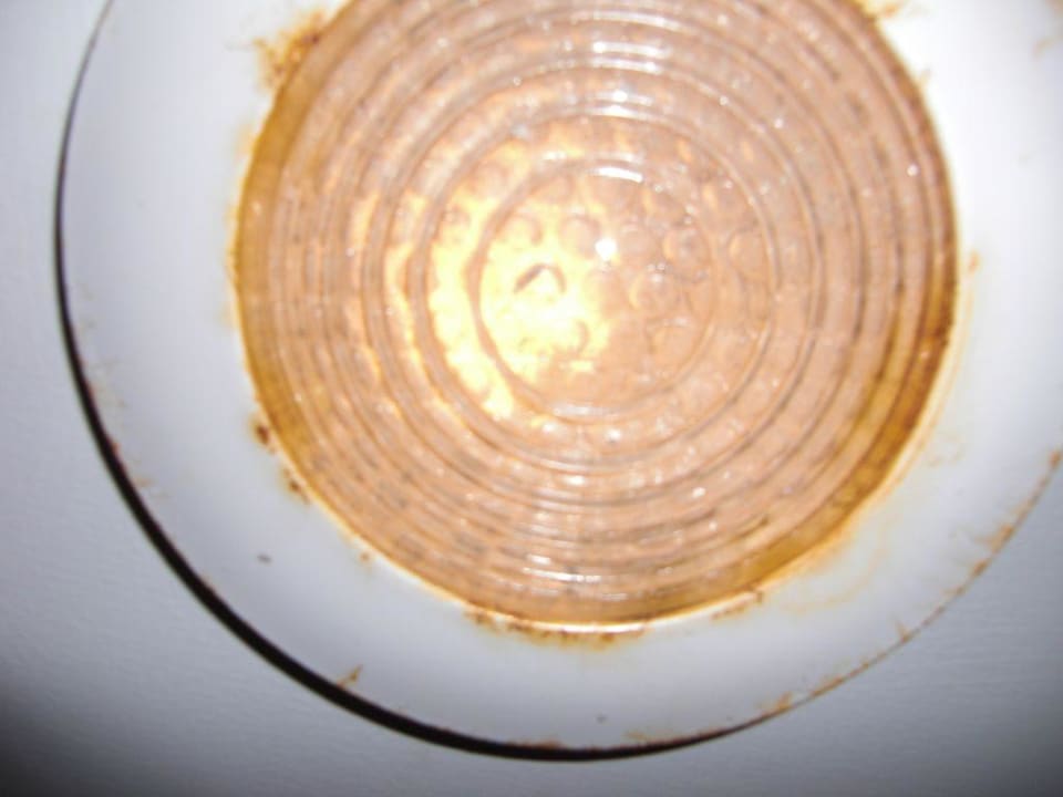 Verdreckte Badezimmerleuchte Club Med Phuket