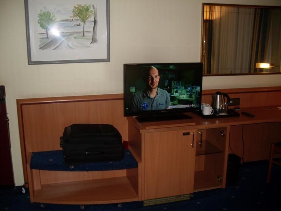 TV, Minibar, Wasserkocher Leonardo Hotel Düsseldorf Airport - Ratingen