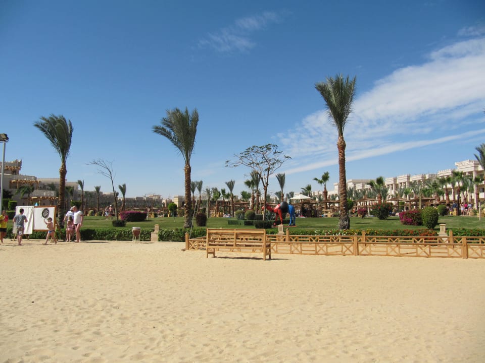 Blick vom Strand zur Anlage Pickalbatros Palace Resort