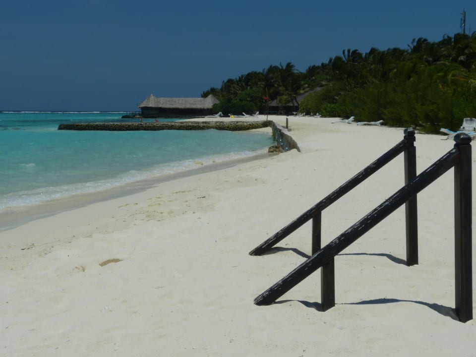 Strand für Bungalows 83-94, an der Treppe B89.  Summer Island Maldives