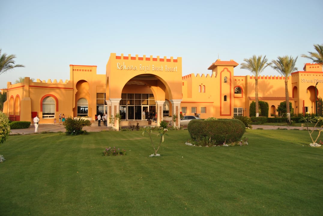 Wejście do hotelu Rehana Royal Beach Resort Aqua Park & Spa