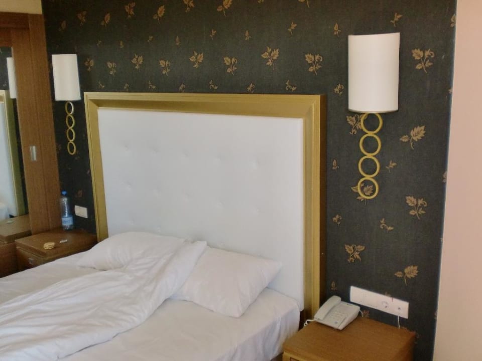 Doppelbett des Familienzimmers Iz Flower Side Beach Hotel