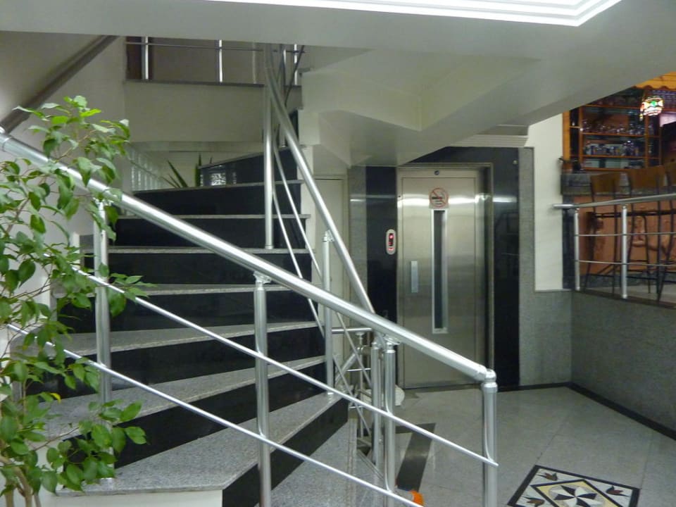 Aufgang und Aufzug Hotel Antik Ipek