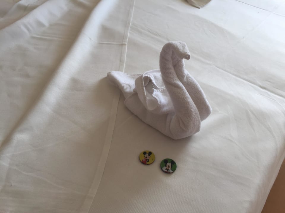 Jeden Tag Deko auf dem Bett Hotel & Spa S'Entrador Playa
