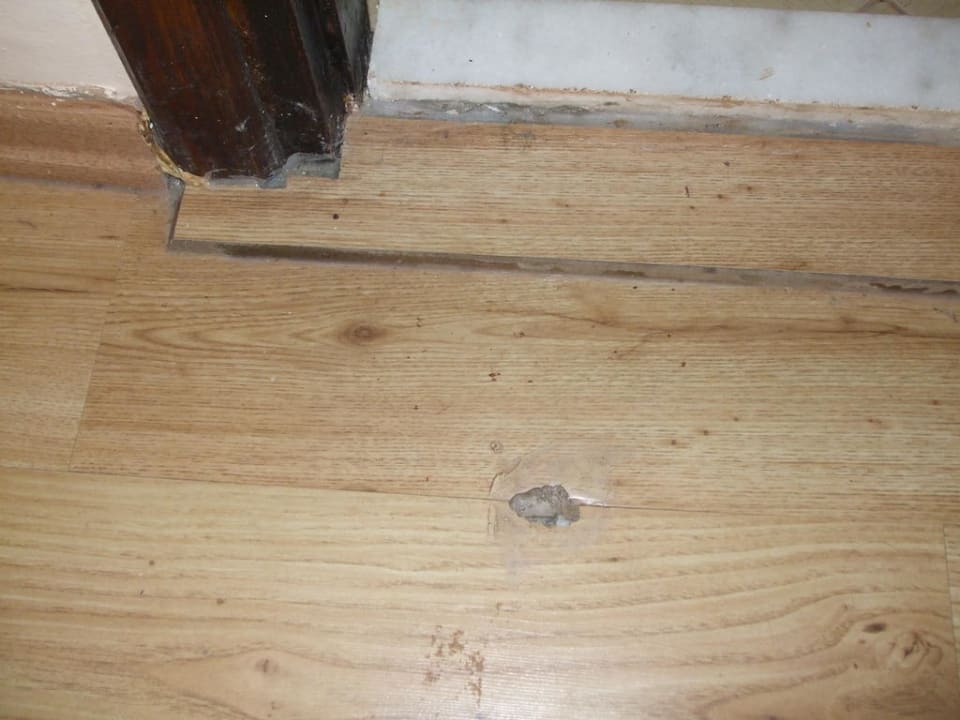 Kaputter schlecht verlegter Laminat Mira Meridia Beach Hotel