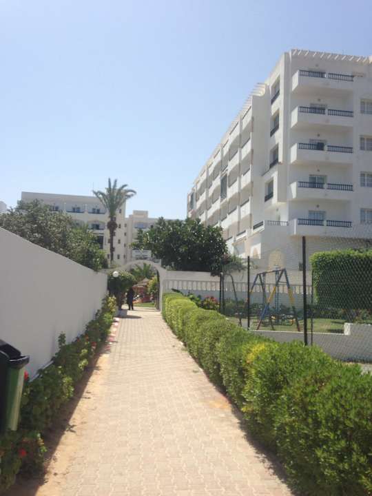 Weg zum Strand/Hotel  Royal Jinene