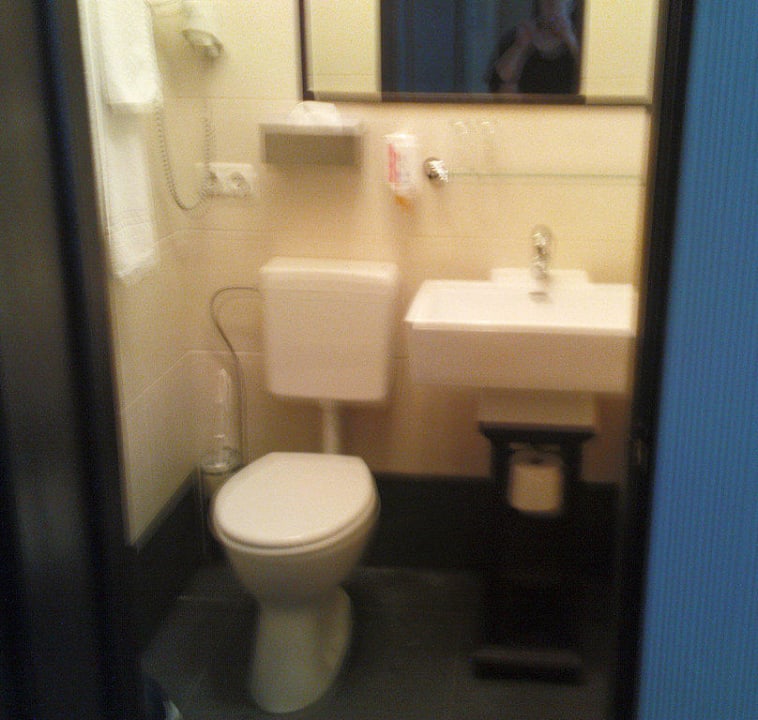 Bad, klein aber sauber Hotel Aviv Dresden