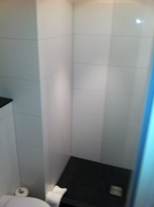 Badbereich Motel One Hamburg-Alster