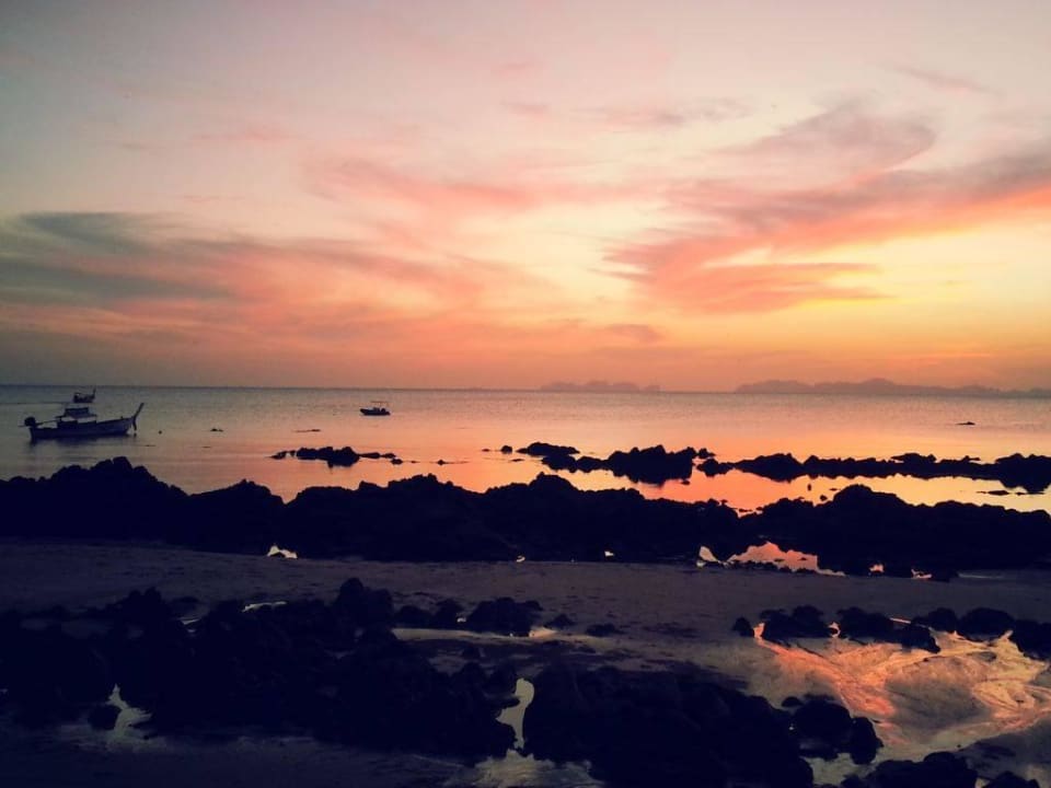 Korallenfelsen bei Ebbe Koh Jum Beach Villas