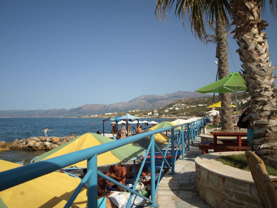 Widok z tarasu na plażę i morze Eri Beach & Village
