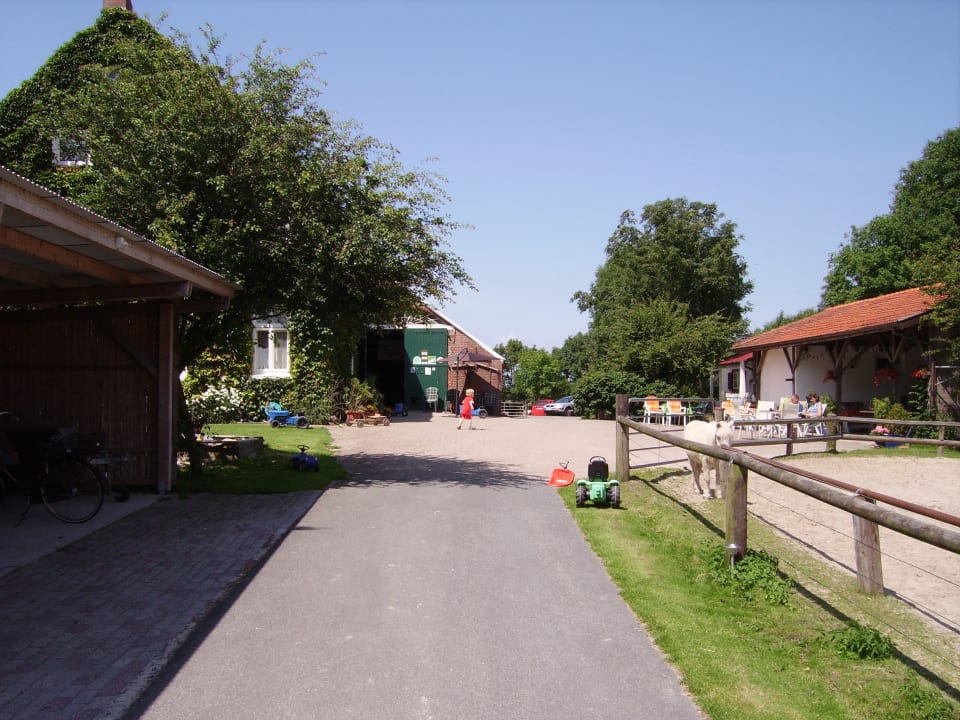 Zufahrt und vorderer Hofbereich Ferienhof Upwarf