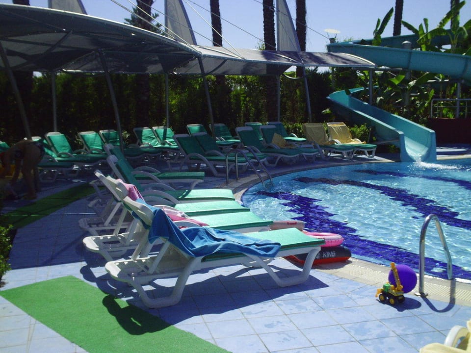 Liegebereich bei den Rutschen Hotel Delphin Diva