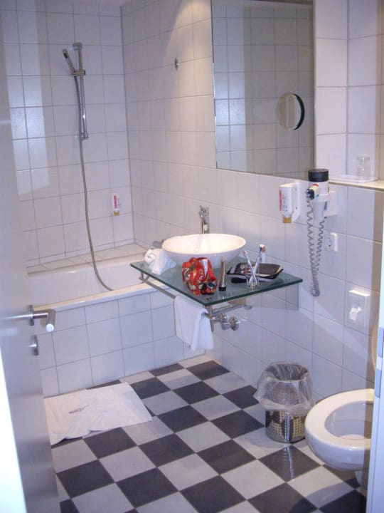 Badezimmer / Zimmer 328 Hotel City Krone