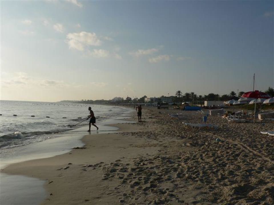 Saubermachen morgens am Strand El Mouradi Club Kantaoui