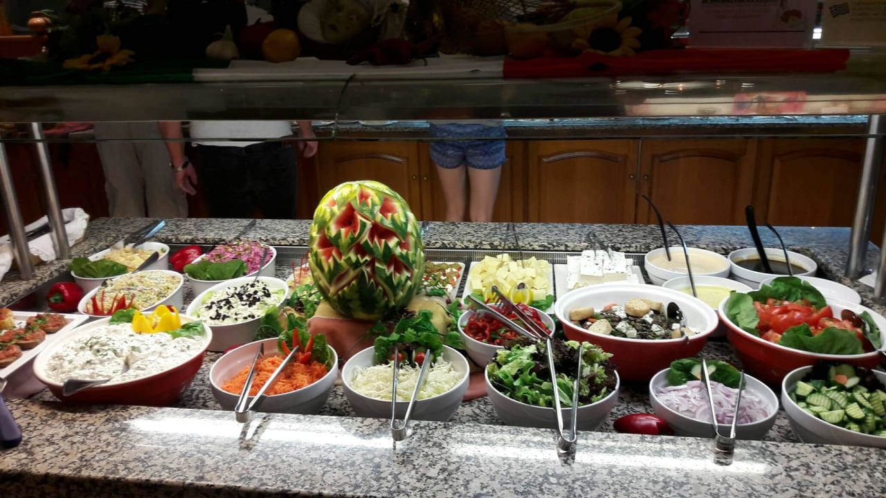 Teil der Salatauswahl am Abend Palladium Hotel