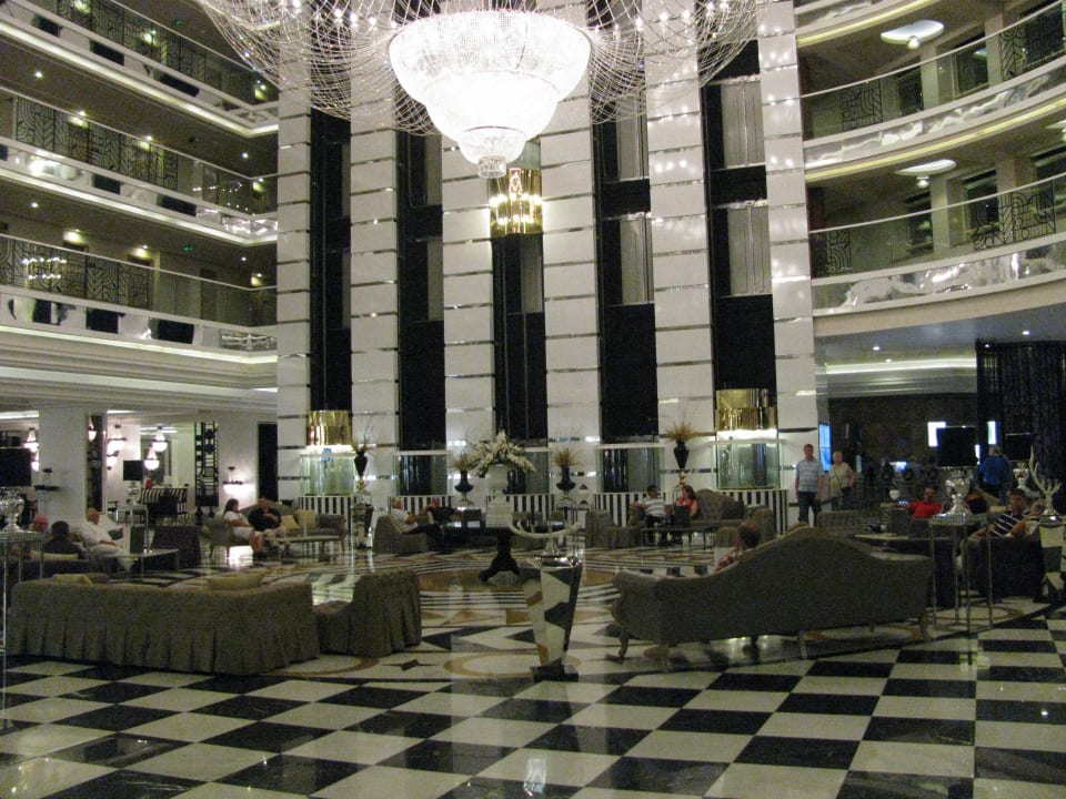 Der riesige Lobbybereich Hotel Delphin Imperial