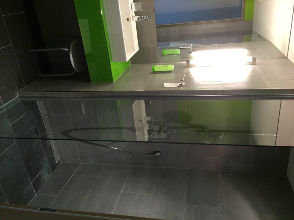 Badezimmer - Dusche ATLANTIC Hotel Kiel
