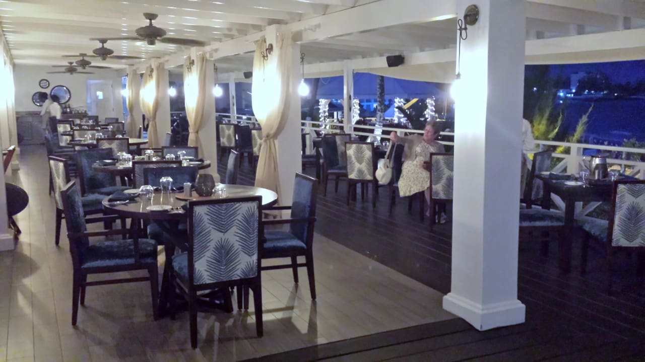 Gastro Sea Breeze Beach House - All Inclusive