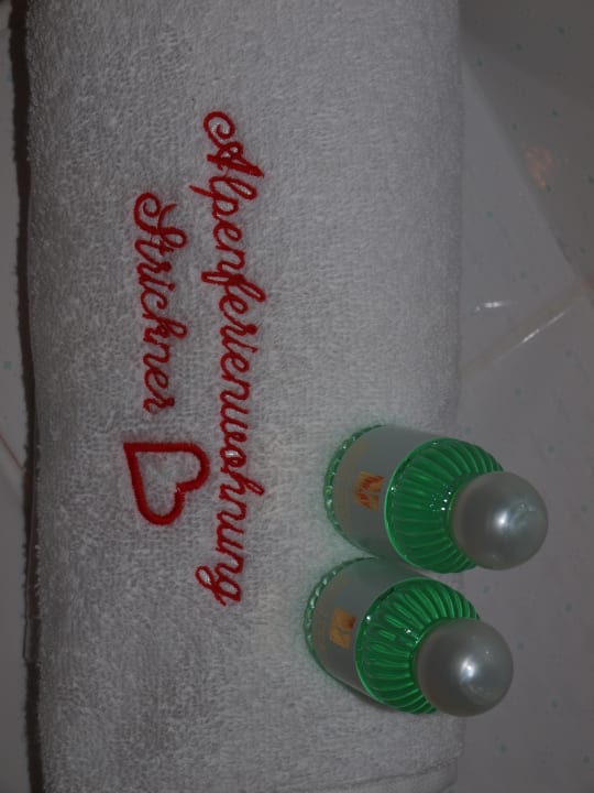 Handtuch mit Shampoo und Duschgel Alpenferienwohnung Strickner