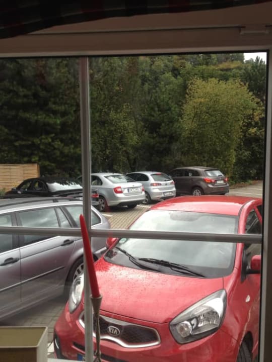 Widok z restauracji na parking Willa Kłodzko-Zacisze