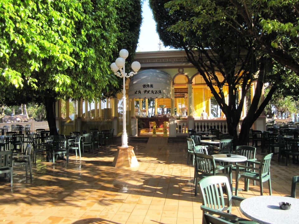 Vor der Plaza Bar Playabachata Hotel