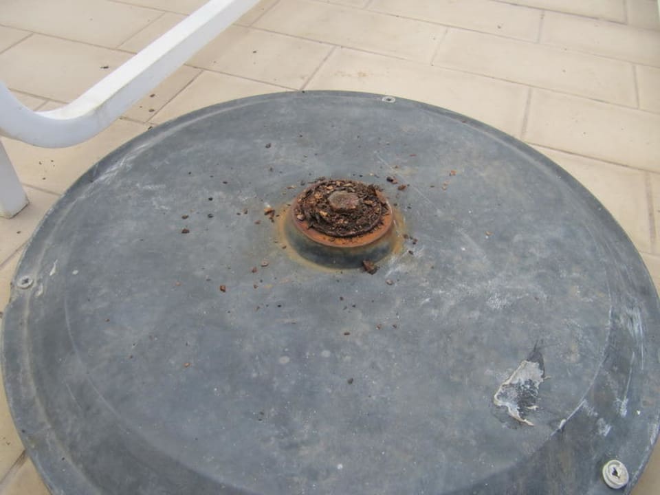 Verrostester abgebrochener Schirmständer Limanaki Beach Hotel