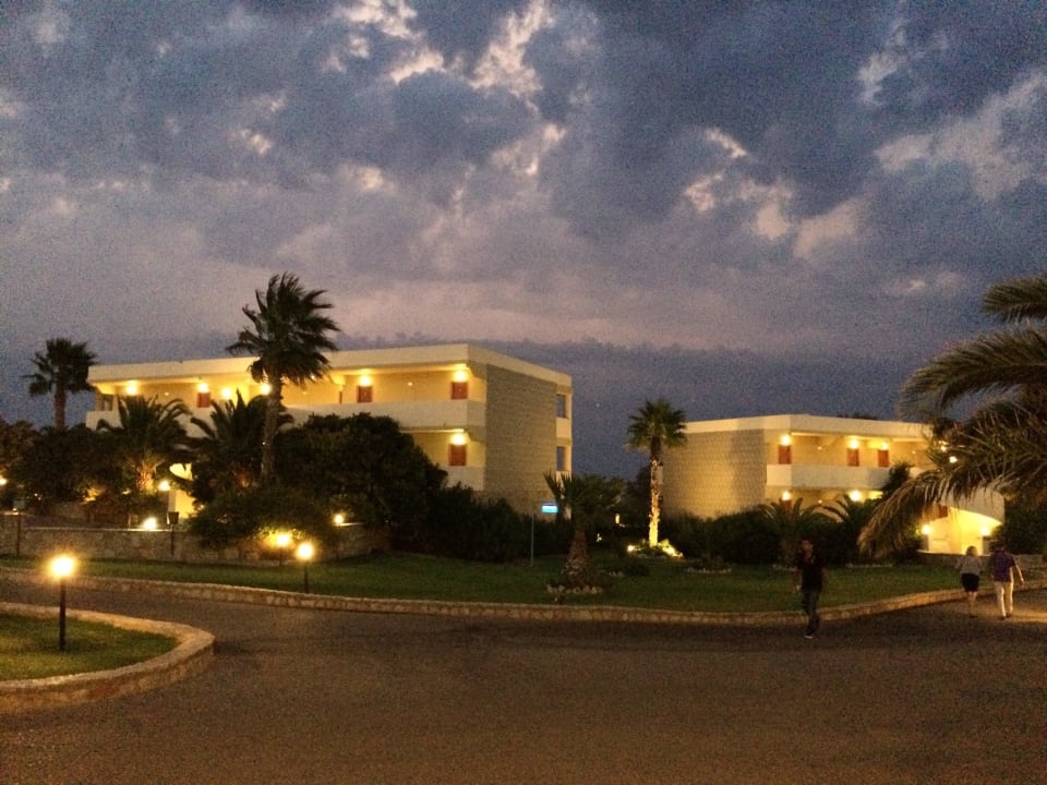 Anlage bei Nacht  Hotel Kalithea Mare Palace