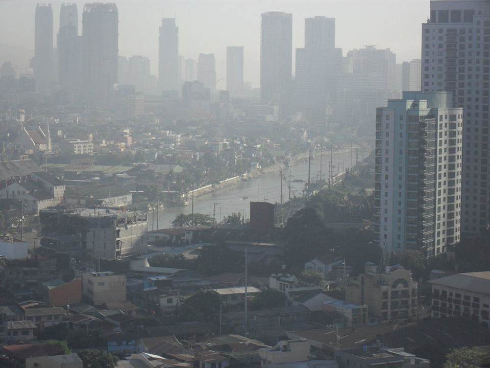 Blick auf die City Manila bei Smog Makati Prime Tower Suites