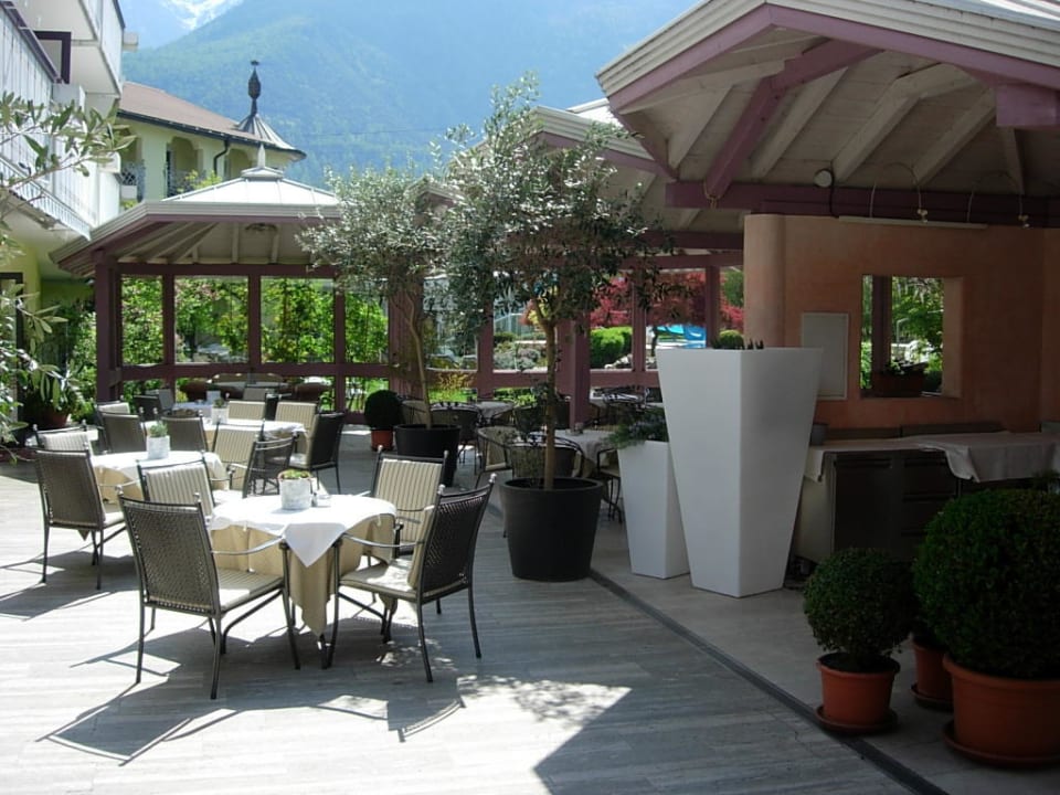 Gartenterrasse mit Schatten- und Sonnenplätzen Hotel das Paradies