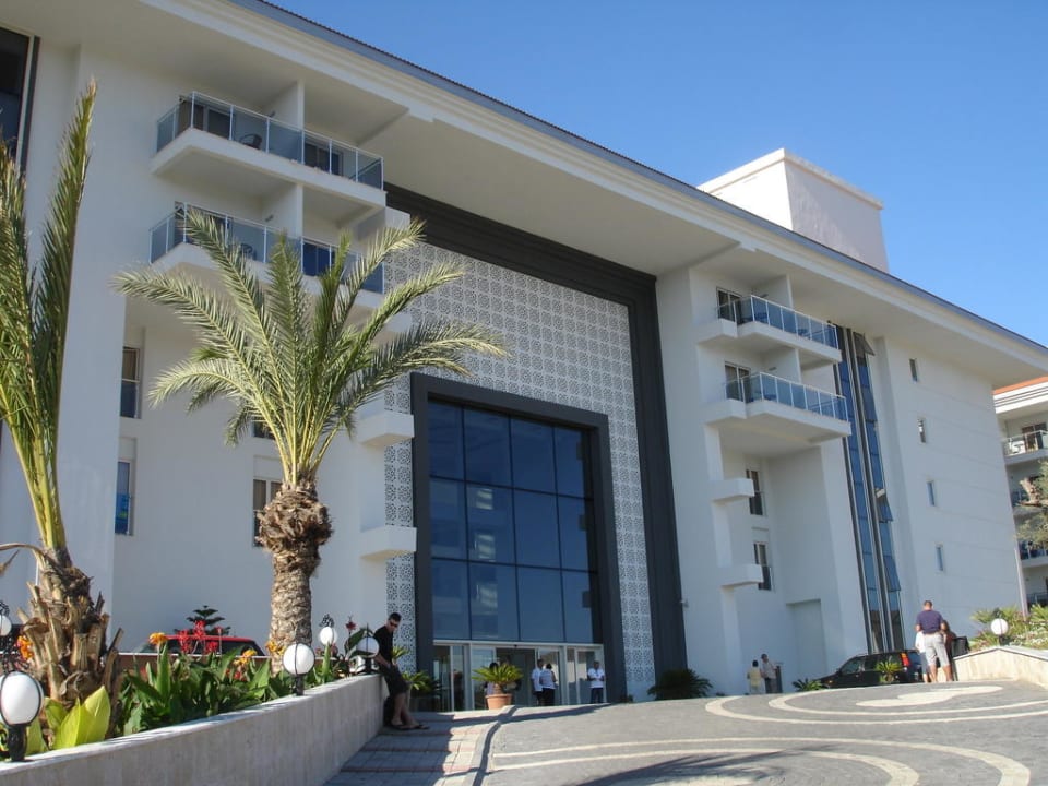 Eingang des Hotels Seaden Sea World Resort & Spa