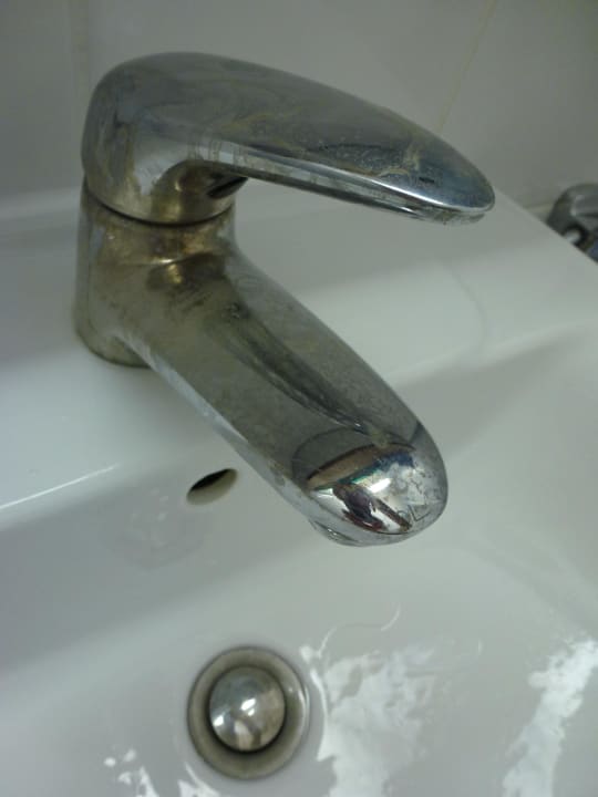Verkalkter Wasserhahn im Bad Hotel Schliersberg Alm
