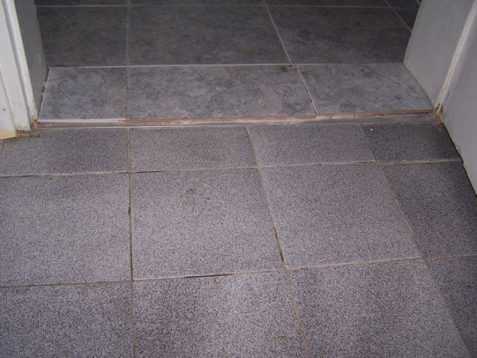 Modder, fehlende Fugen, Schimmel Hotel Russalka