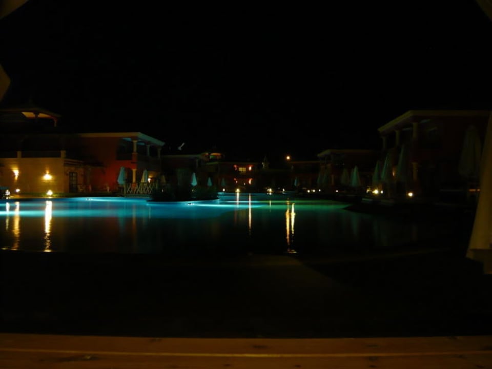 Abendstimmung am 400er Pool Pickalbatros Alf Leila Wa Leila Resort - Neverland Hurghada