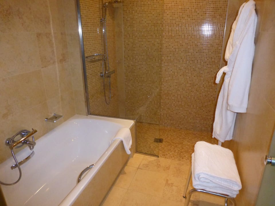 Bad mit Wanne und Dusche Sheraton Fuerteventura Golf & Spa Resort