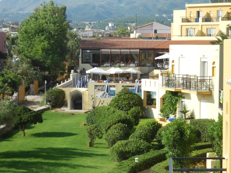 Blick vom Zimmer in Richtung Pool und Restaurant Vantaris Luxury Beach Resort