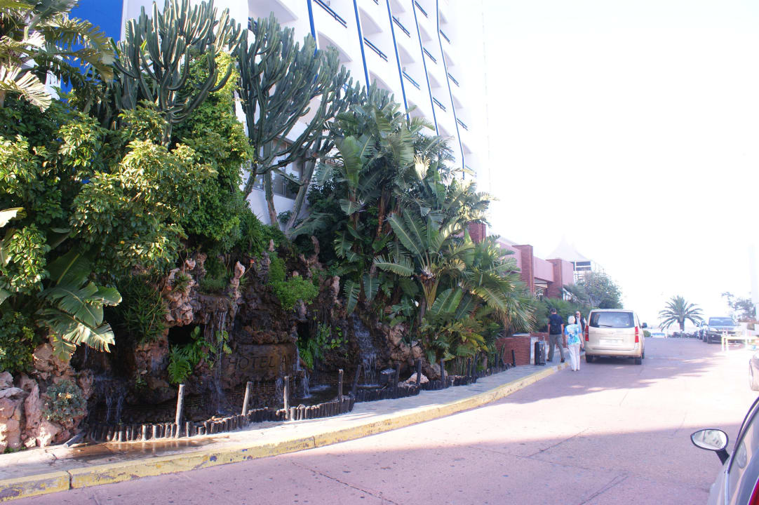 Einfahrt Anezi Tower Hotel