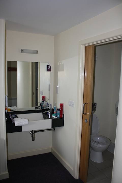 Waschbecken und WC/Dusche Hotel Premier Inn Manchester Trafford Centre West