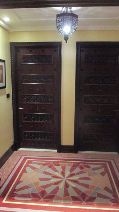 Zimmereingang links Jumeirah Al Qasr